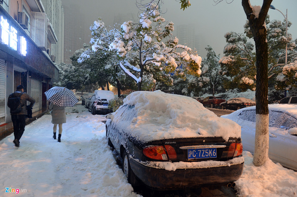 Hàng nghìn ôtô ở Thường Châu bị tuyết phủ nhiều ngày